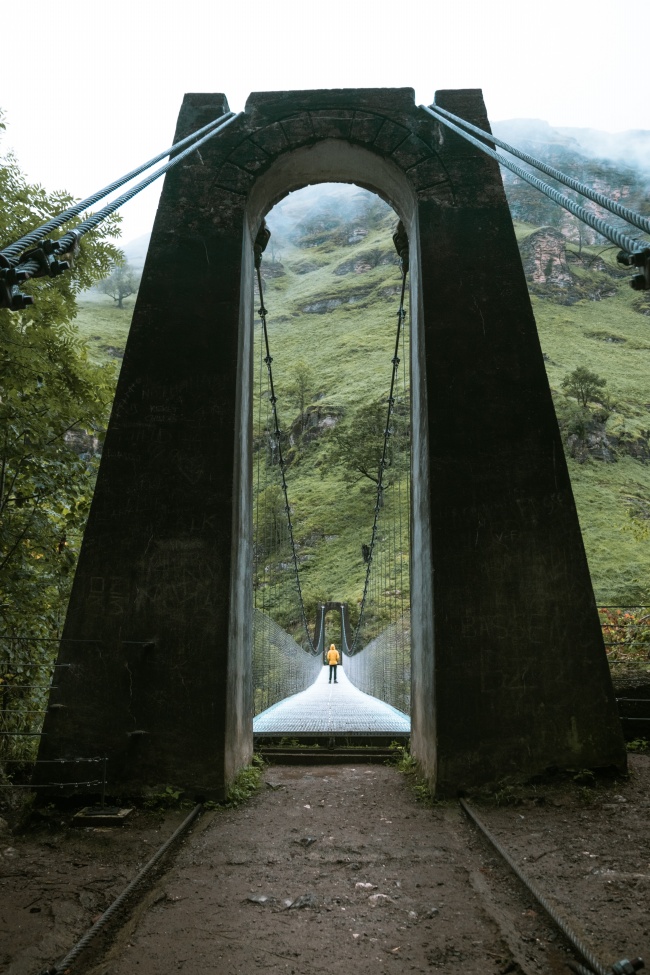 绿色山野吊桥图片