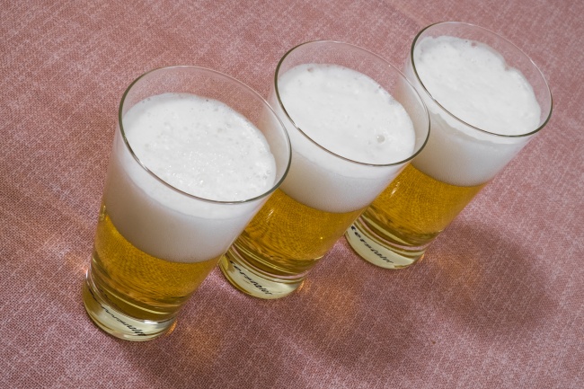 三杯啤酒饮品图片