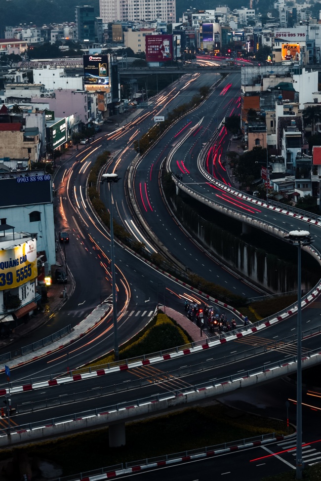 城市道路上的汽车轨道图片