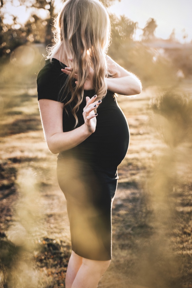欧美孕妇户外摄影图片