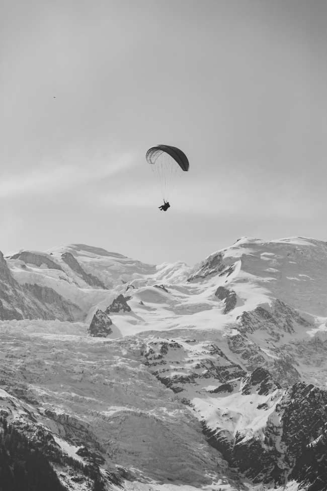 雪域高山跳伞运动图片