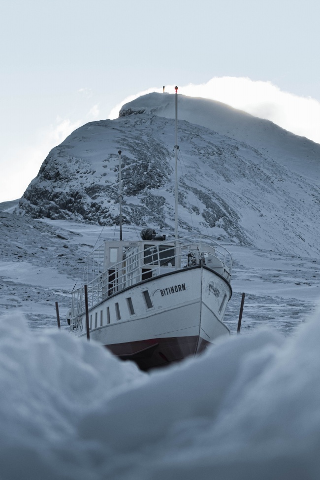 雪山冰川游艇图片