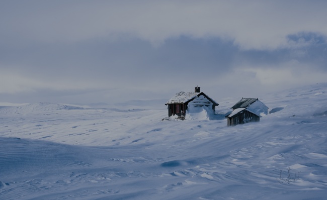 冬季白皑皑雪地小雪屋图片