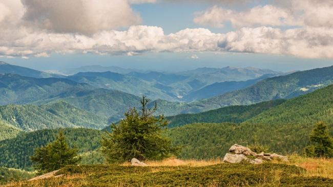 绿色重重山脉风光图片