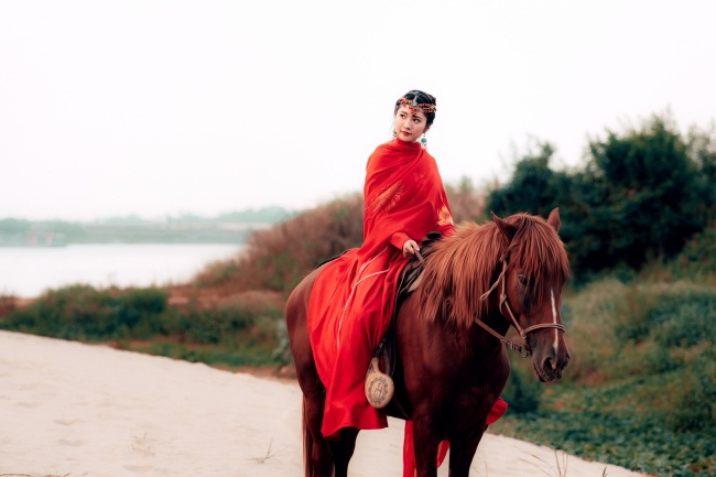 红衣驽马少女图片
