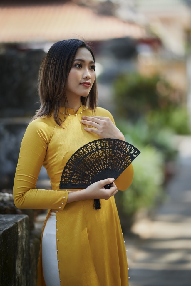 越南奥黛美女手持折扇图片