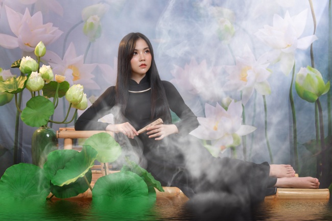 黑色长款奥黛旗袍美女写真图片